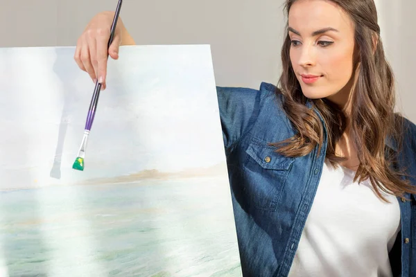 Woman artist painting picture — Stock Photo, Image