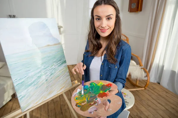 Woman artist painting picture — Stock Photo, Image