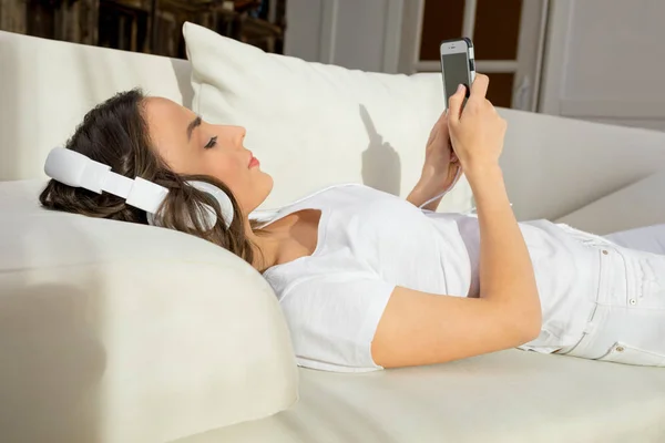 Femeia în căști folosind smartphone-ul — Fotografie, imagine de stoc