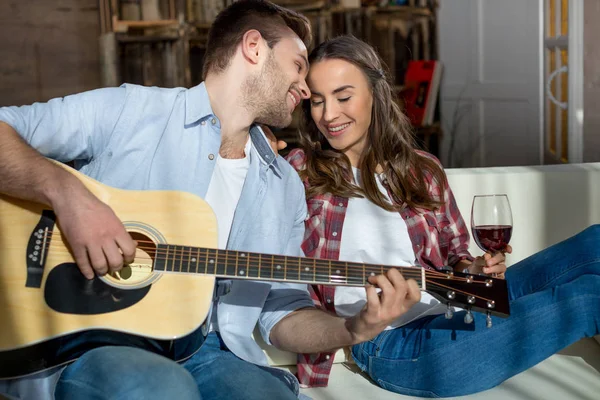 Счастливая молодая пара с гитарой — стоковое фото