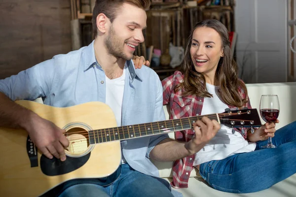 Szczęśliwa młoda para z gitara — Zdjęcie stockowe