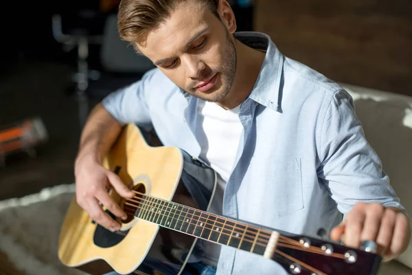 Joven tocando la guitarra —  Fotos de Stock