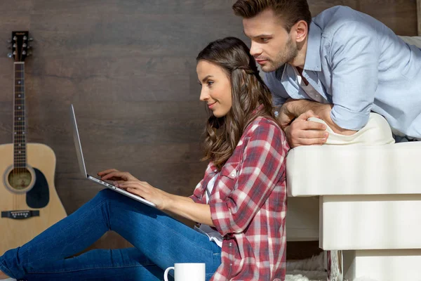 Unga par som använder bärbar dator — Stockfoto