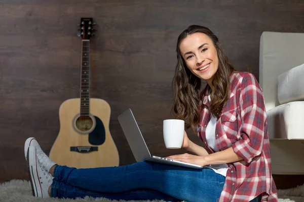 Mujer joven usando el ordenador portátil — Foto de Stock