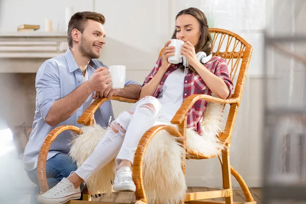 Jovem casal beber chá — Fotografia de Stock