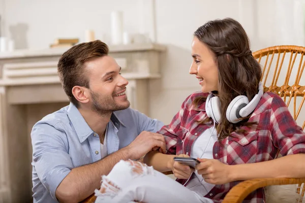 Vrouw in koptelefoon met smartphone — Stockfoto