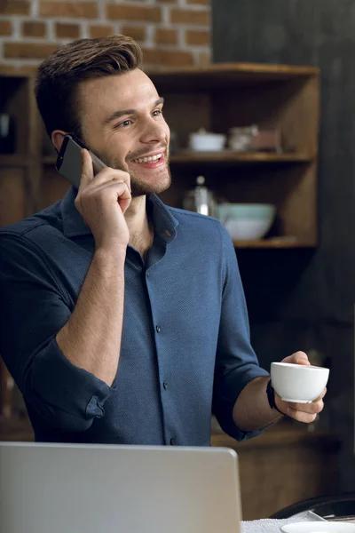 Smartphone üzerinde konuşan adam — Ücretsiz Stok Fotoğraf