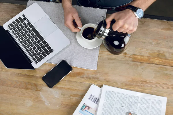 Homem derramando café — Fotografia de Stock