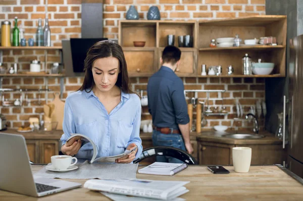 Zakenvrouw die thuis werkt — Stockfoto