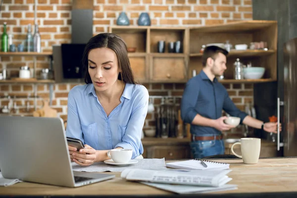 Femme d'affaires travaillant à la maison — Photo