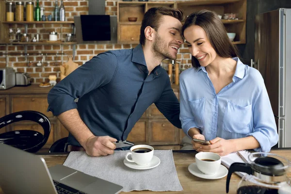 Jovem casal na cozinha — Fotografia de Stock