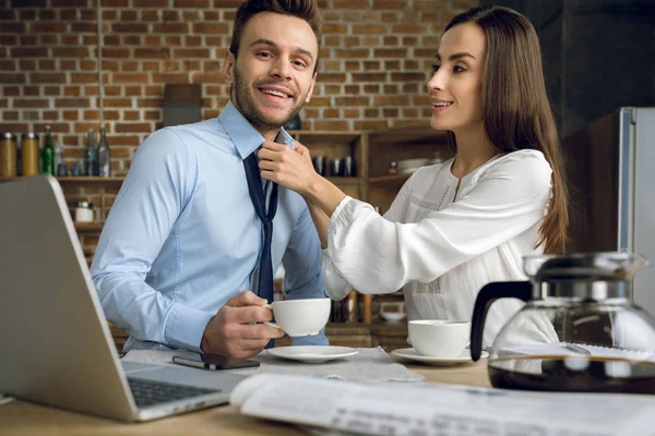 Casal de negócios tomando café da manhã — Fotografia de Stock