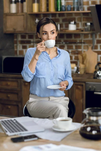 Бізнес-леді пити каву Ліцензійні Стокові Зображення