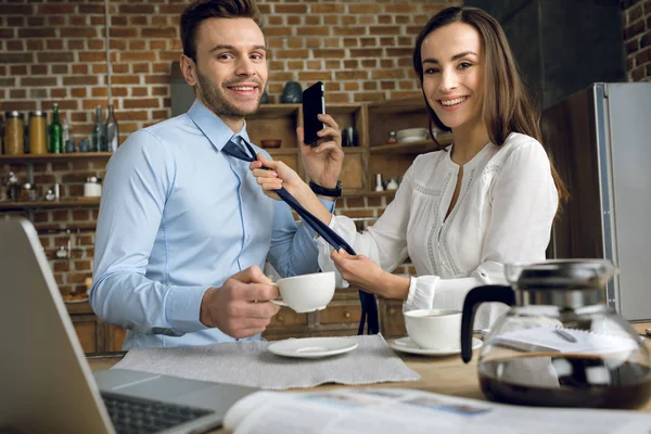 Geschäftsfrau bindet Krawatte — Stockfoto