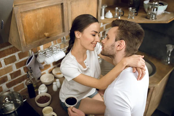 Couple in kitchen in morning — Stock Photo, Image