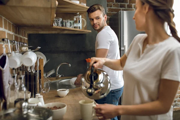 Couple in kitchen in morning — Stock Photo, Image