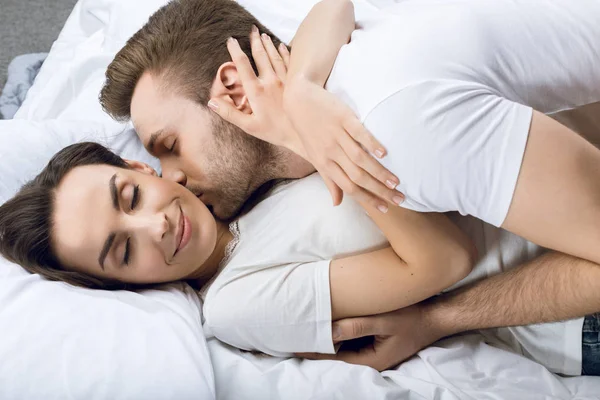 Cuplu culcat în pat — Fotografie, imagine de stoc