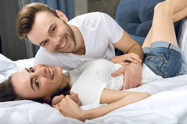 Casal deitado na cama — Fotografia de Stock