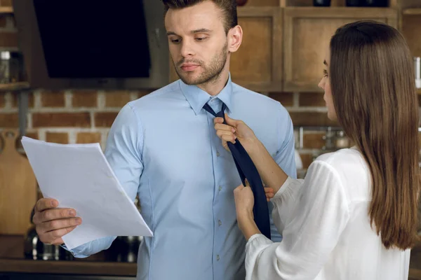 Affärskvinna knyta slips Stockbild