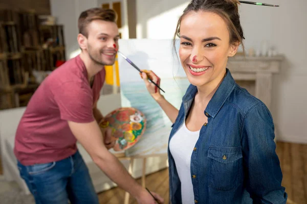 Pareja joven pintando juntos - foto de stock