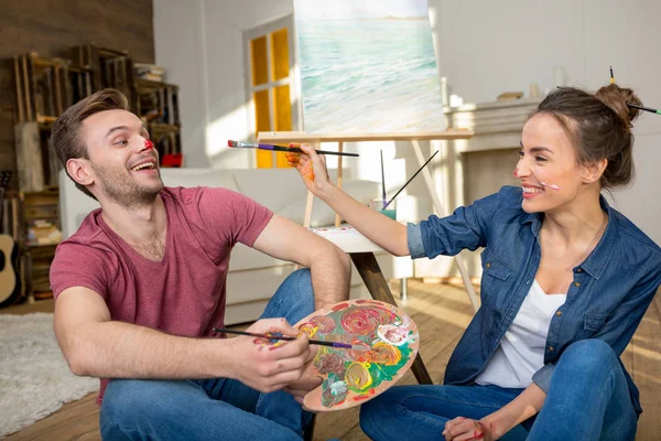 Pareja joven pintando juntos - foto de stock