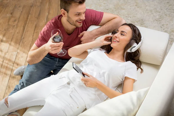 Heureux jeune couple — Photo de stock