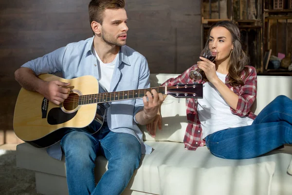 Pareja joven feliz con guitarra - foto de stock