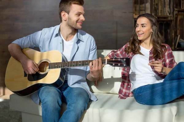 Felice giovane coppia con chitarra — Foto stock
