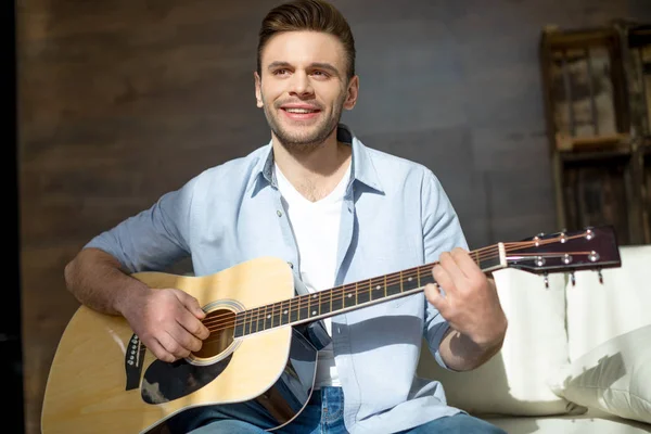 Junger Mann spielt Gitarre — Stockfoto
