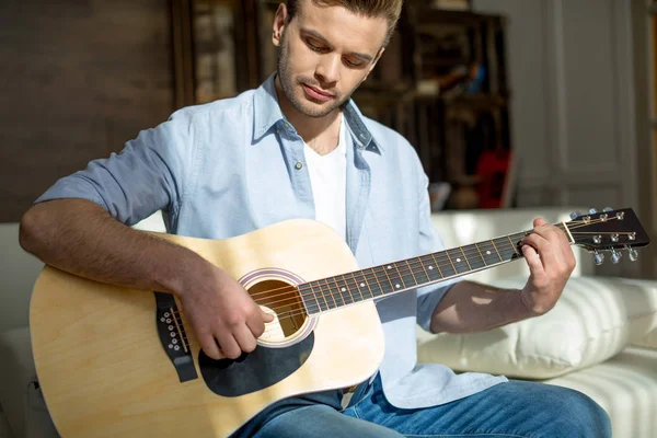Jeune homme jouant de la guitare — Photo de stock