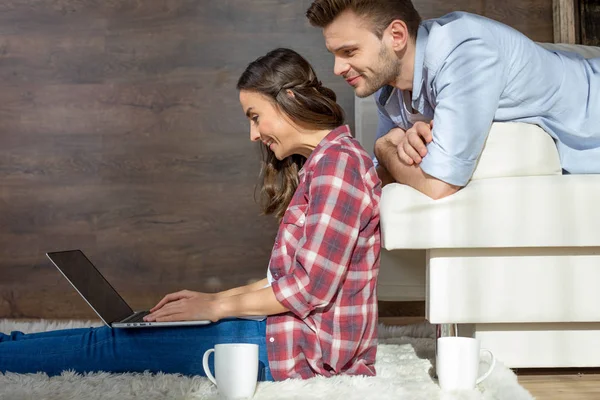 Jovem casal usando laptop — Fotografia de Stock