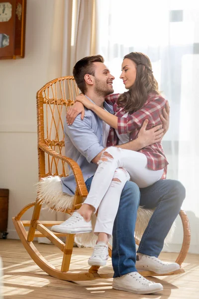 Casal feliz na cadeira de balanço — Fotografia de Stock