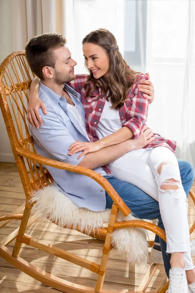 Glückliches Paar im Schaukelstuhl — Stockfoto