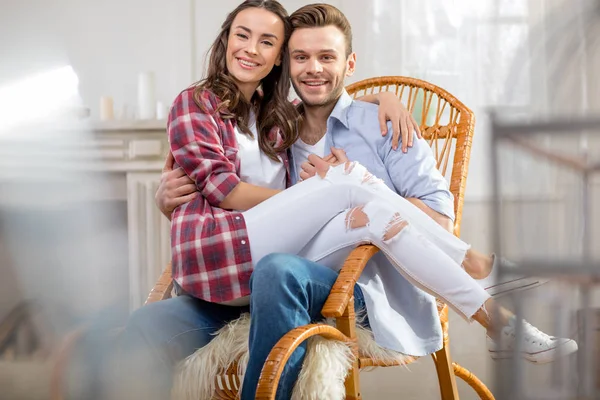 Pareja feliz en mecedora - foto de stock