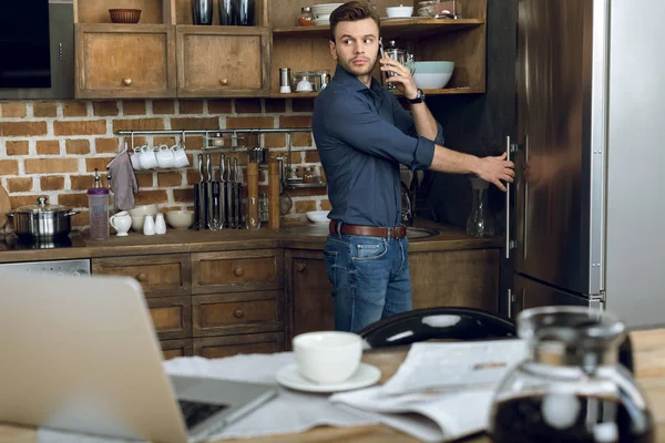 Hombre hablando en smartphone - foto de stock