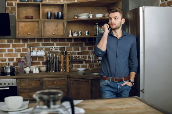 Mann spricht auf Smartphone — Stockfoto