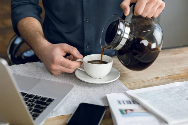 Homme versant du café — Photo de stock