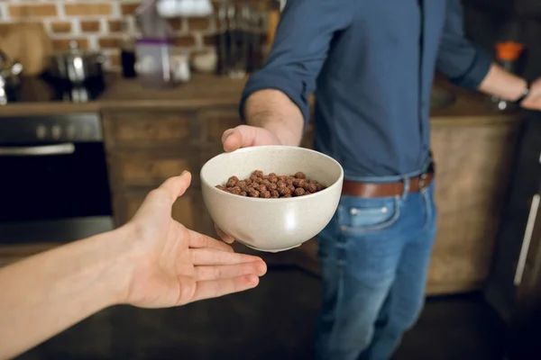 Jeune couple en cuisine — Photo de stock