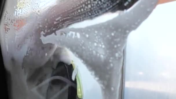 Lavagem automática de carro em processo — Vídeo de Stock