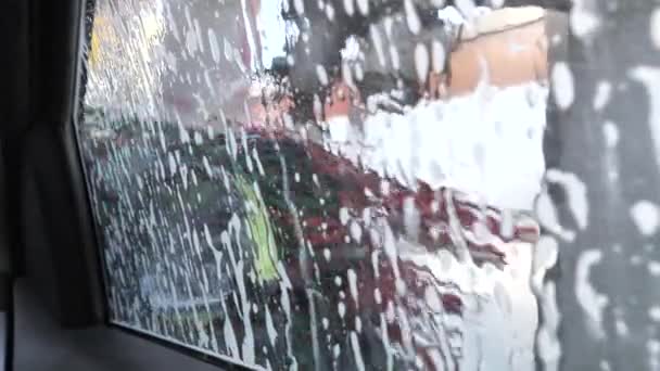 lavage automatique de voiture en cours 