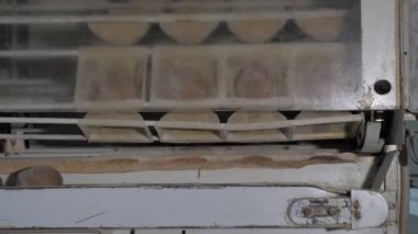 Fırında ekmek yapmak.