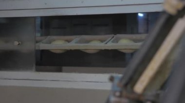 Fırında ekmek yapmak.