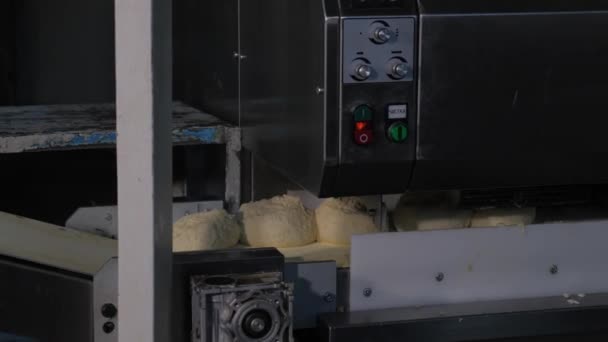 Brot backen beim Bäcker — Stockvideo