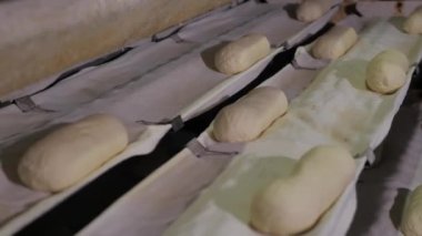 Fırında ekmek yapmak.