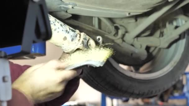 Bilmekaniker reparerar en bil — Stockvideo