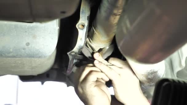Automonteur repareert een auto — Stockvideo