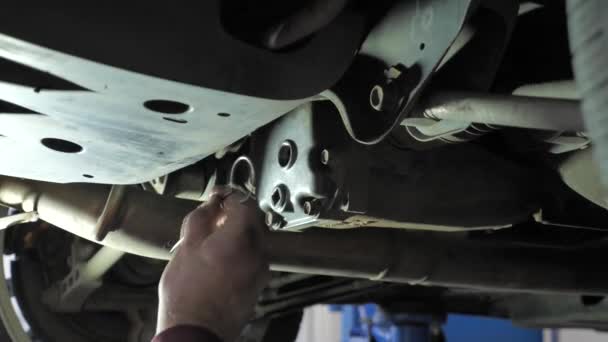 Mecánico del coche repara un coche — Vídeos de Stock