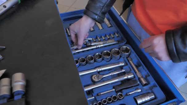 Open the drawer with a car tool — Stock Video