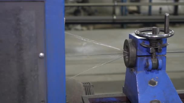 Fabrication de câbles dans une usine de câbles — Video