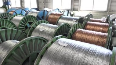 Kablo fabrikasında kablo üretimi